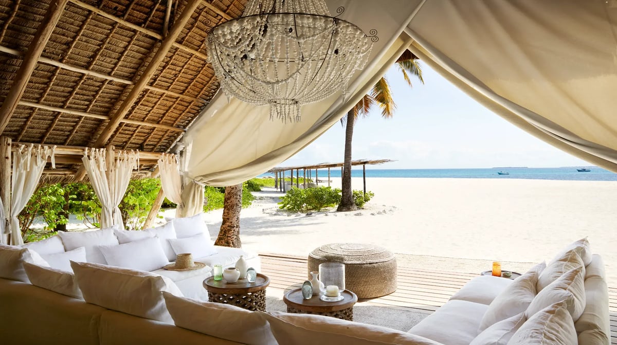 LABA LABA Fanjove Island beach lounge with view (2)