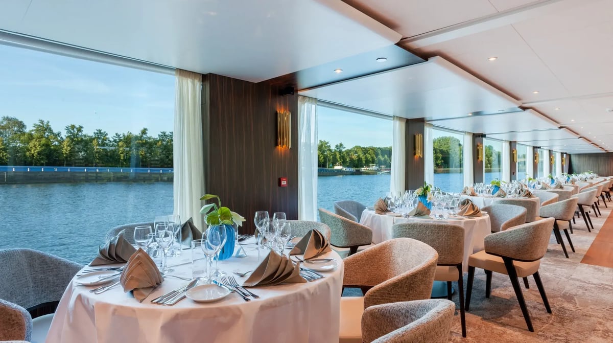 16_AMADEUS_Imperial_Restaurant_decor