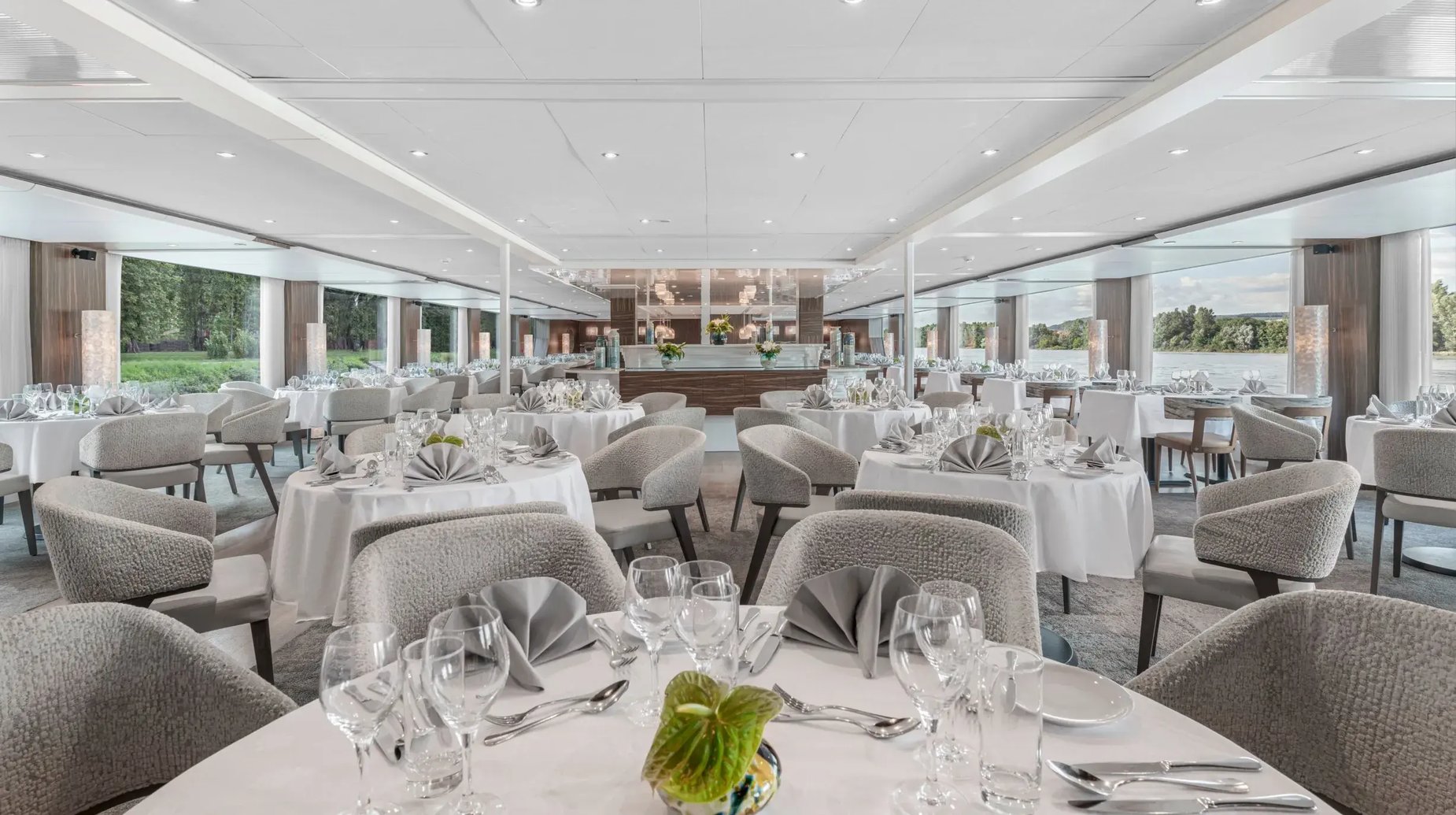 AMADEUS Queen_ Restaurant_Bright Restaurant with details by Day_Lueftner Cruises_Amadeus_Alexander Haiden