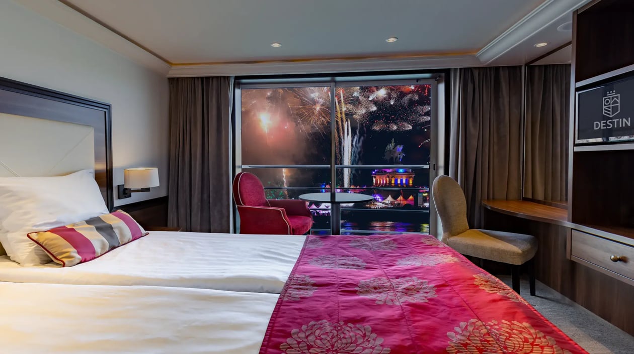 Monarch Princess A-B cabine (kerst) met Destin logo
