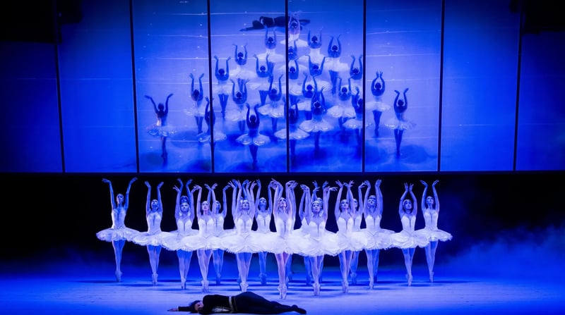 Ballett Dortmund_SCHWANENSEE_Javier Cacheiro Alemán_Foto Leszek Januszewski