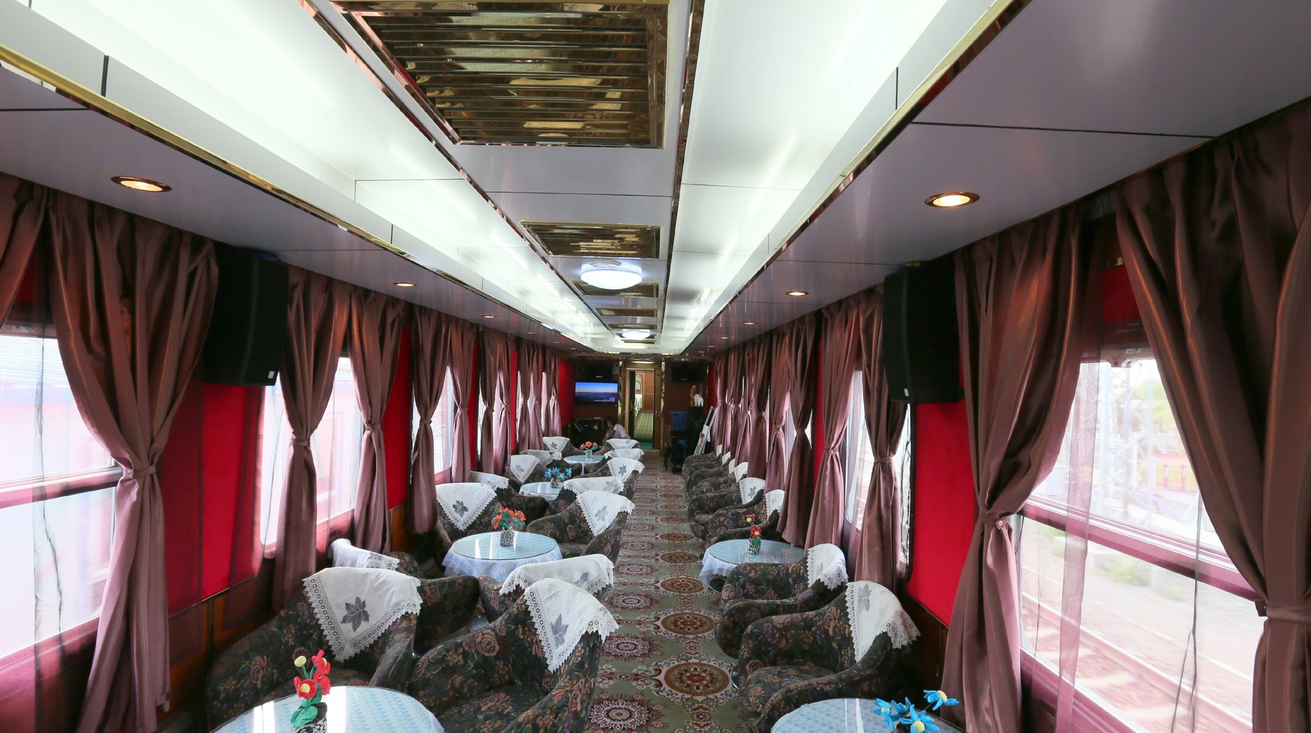 Shangri-La Express Golden Eagle Bar Lounge Car (2)
