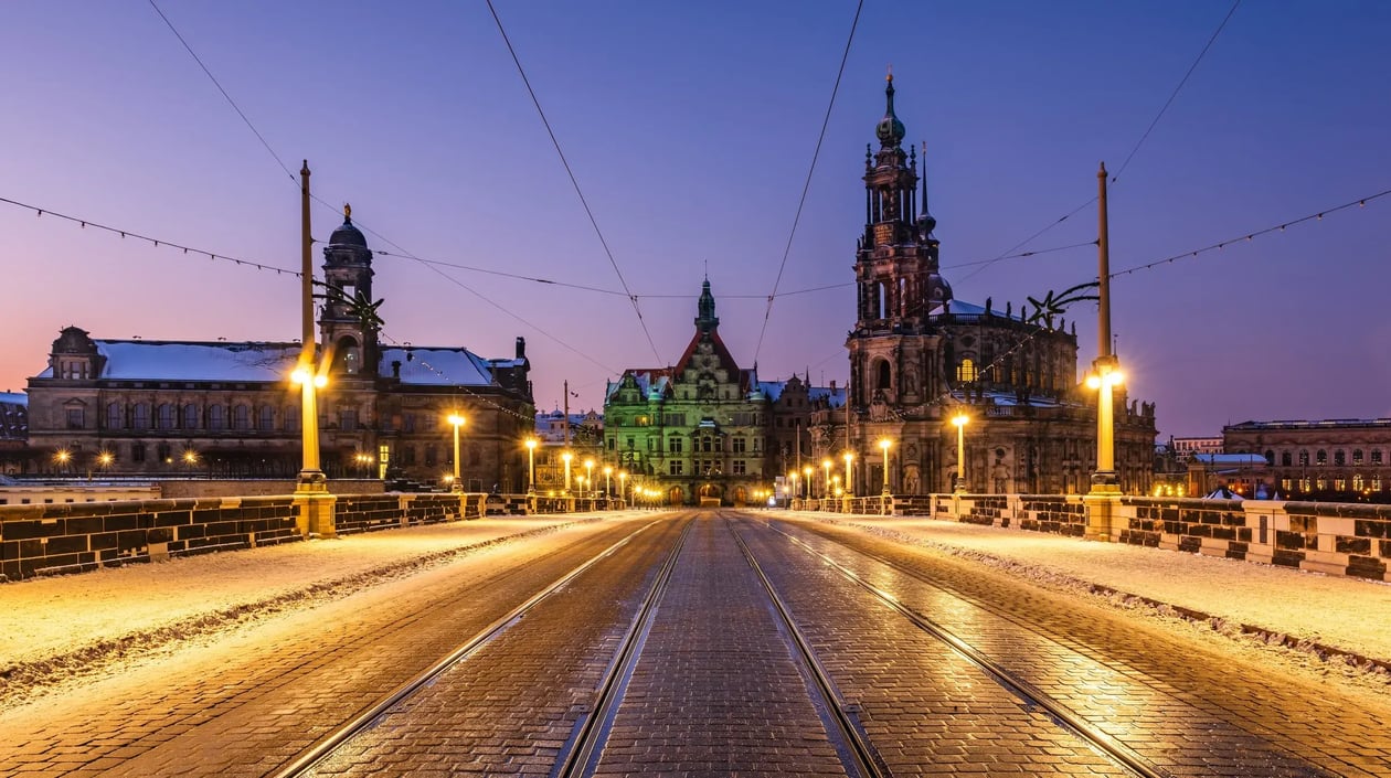 Augustus brug met kerst in Dresden, shutterstock_2397474643