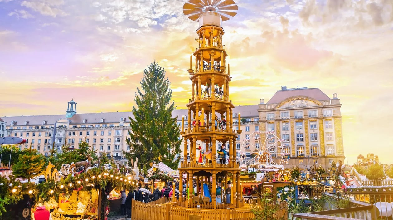 Kerstmarkt Striezelmarkt in Dresden, shutterstock_709473601