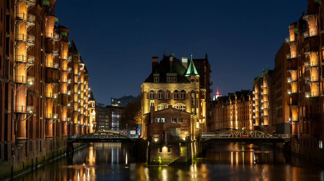 Hamburg Speicherstad avond, shutterstock_2576826297
