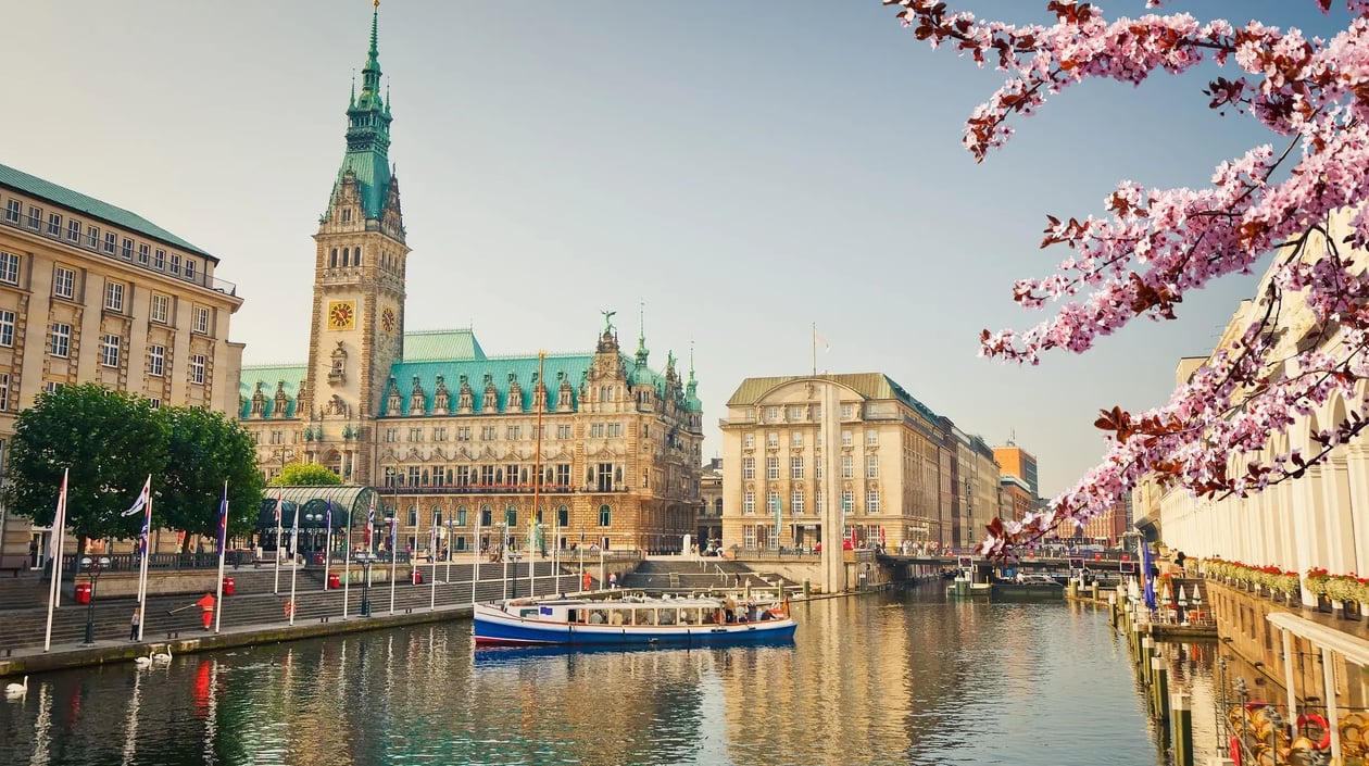 Hamburg stadshuis shutterstock_595858976