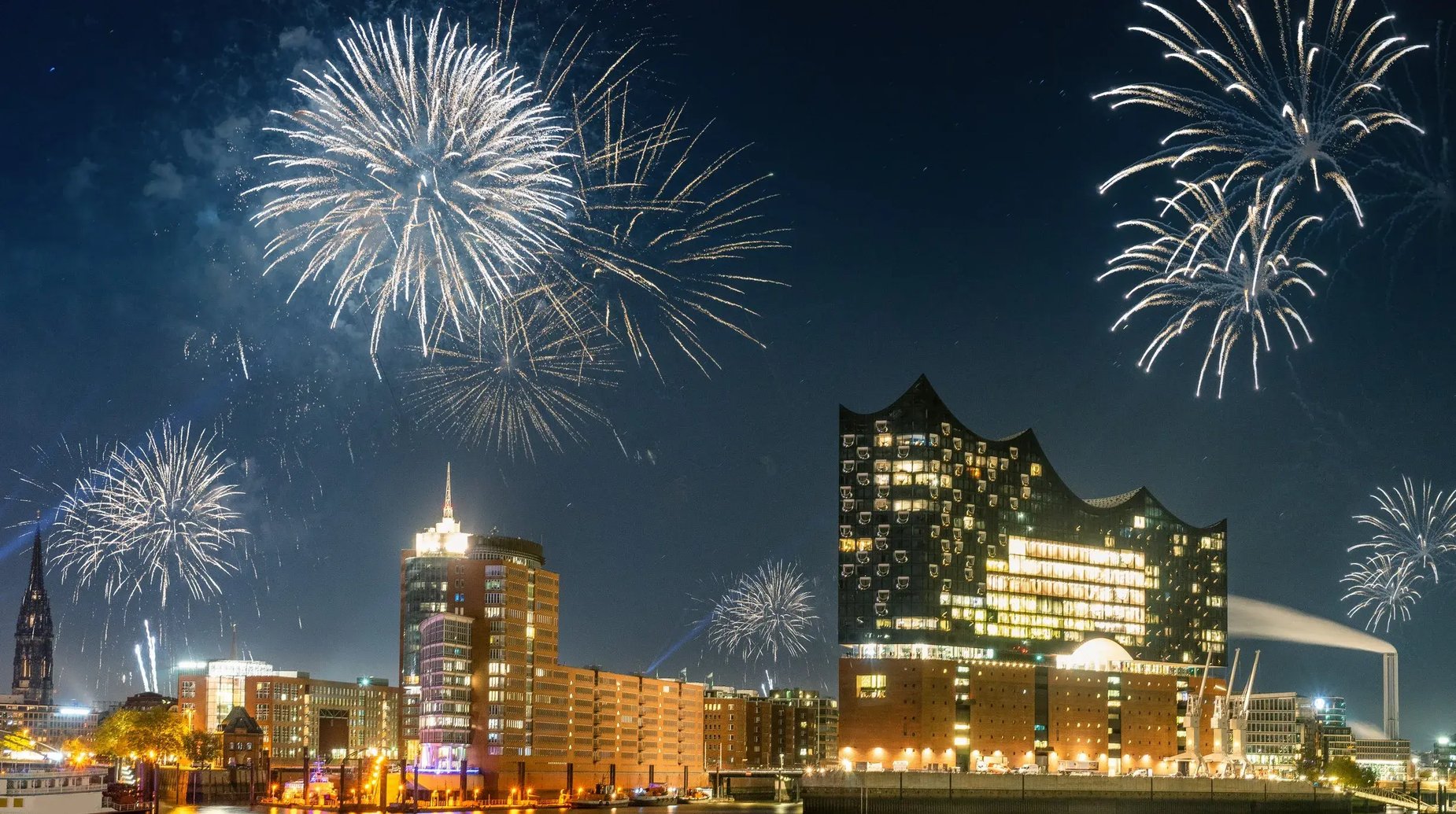 Hamburg, vuurwerk Elbphilharmonie, shutterstock_1220592427
