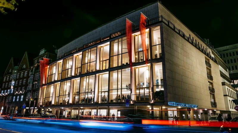 Hamburgische Staatsoper_Außenansicht Seite Nacht c_Niklas Marc Heinecke