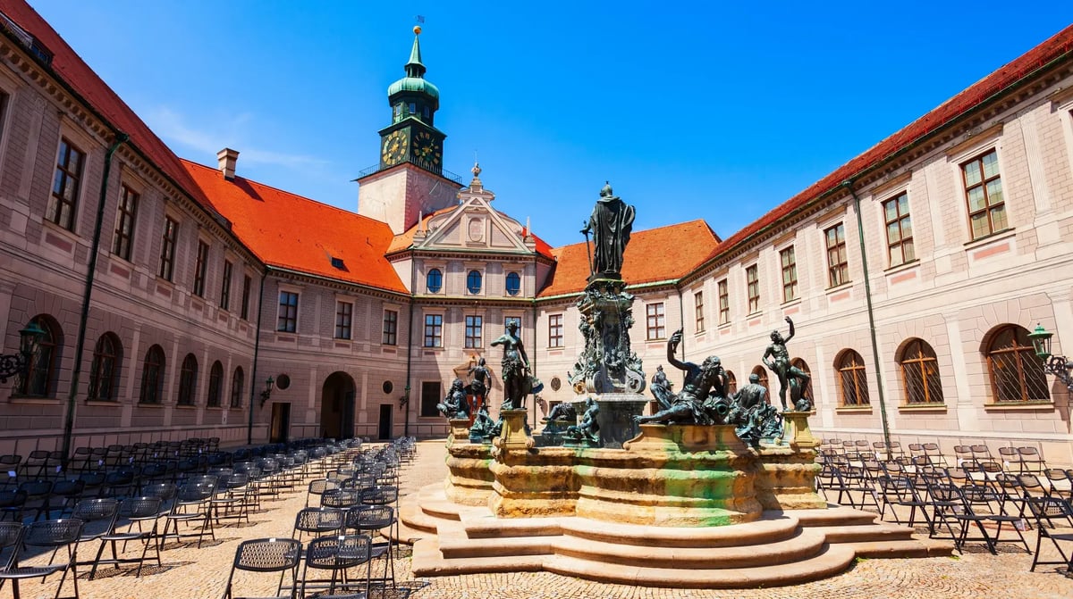 München, shutterstock_2201629461