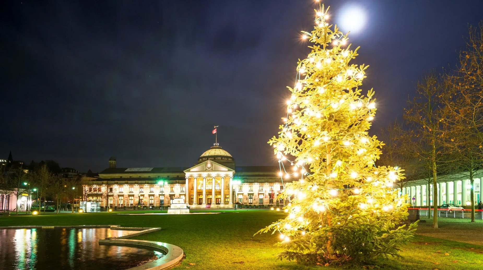Kerstboom Casino Wiesbaden, shutterstock_1317089093