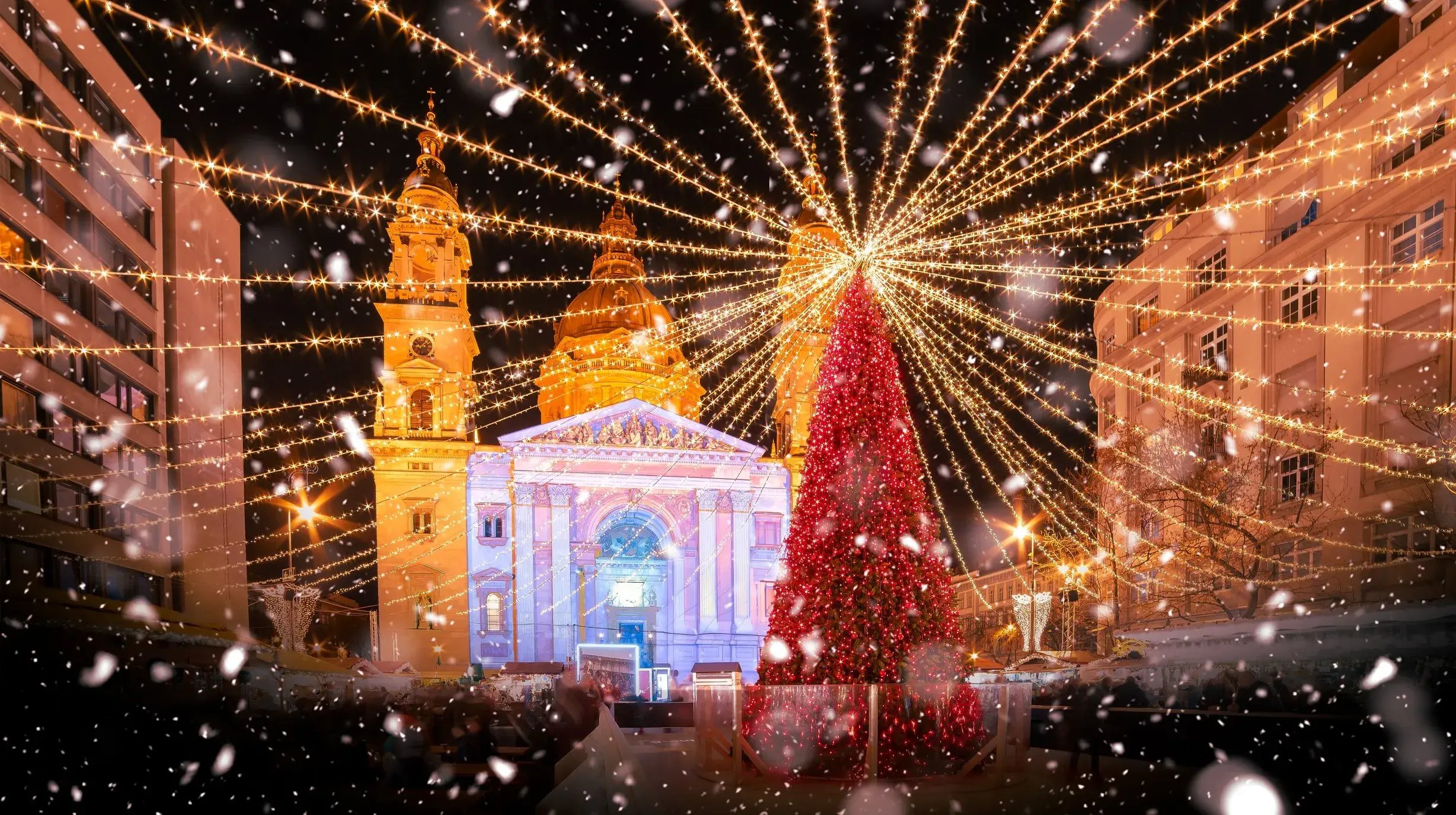 Kerst Boedapest St. Stephenkerk, shutterstock_2488531339