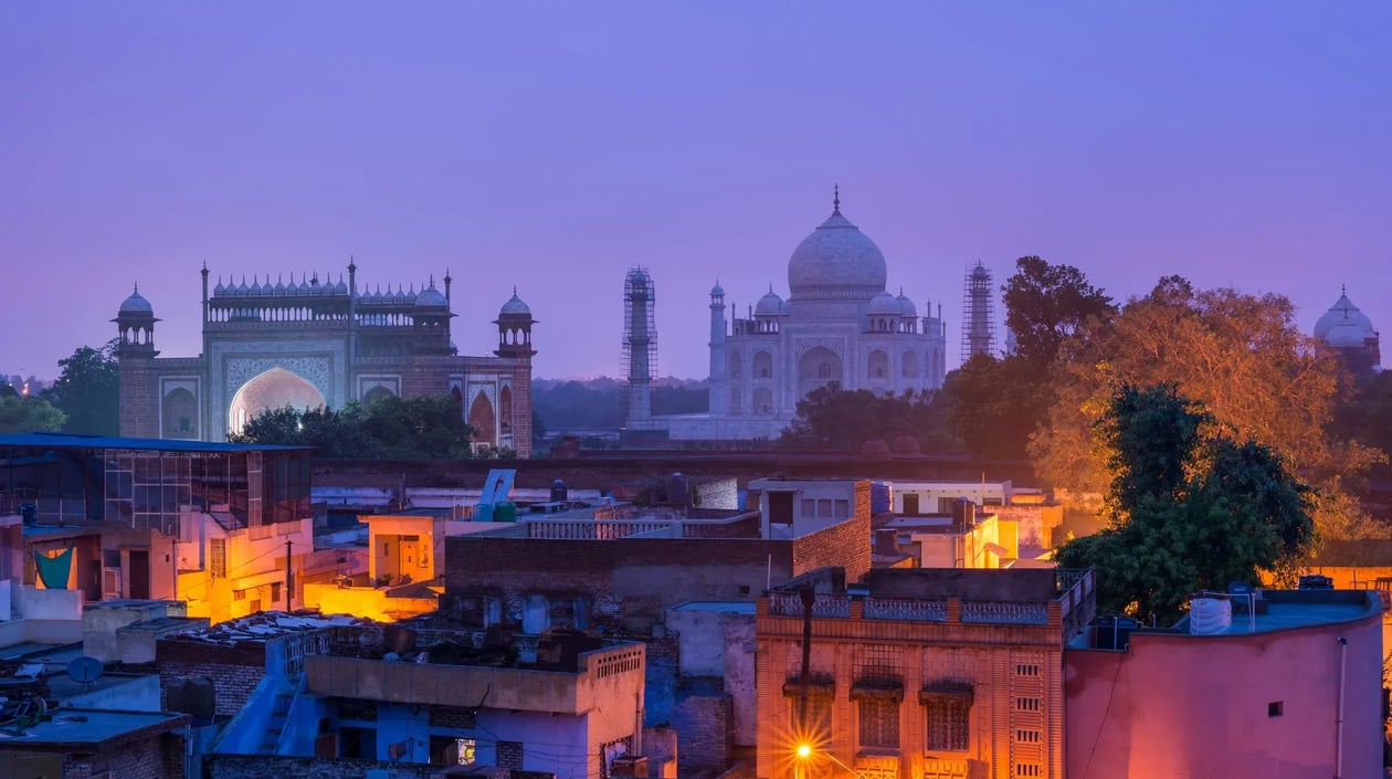 India, Agra, Taj Mahal en Agra old town_458627884