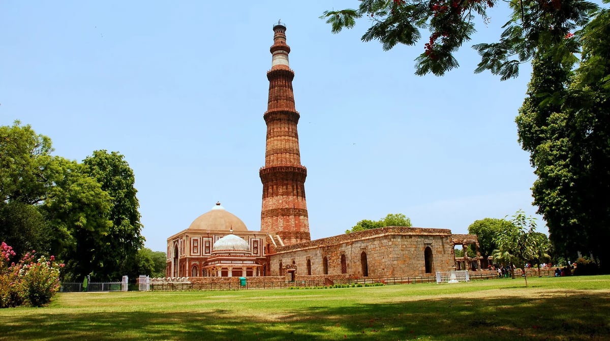 Delhi, Qutub Minar, shutterstock_1724804410