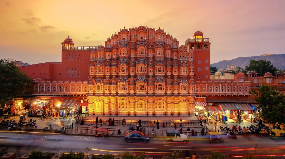 Jaipur, Hawa Mahal Palace, shutterstock_1134114548