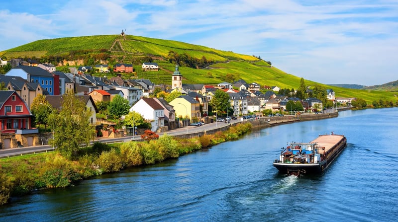 Moselle rivier bij Wormeldange Luxemburg, shutterstock_1412833160