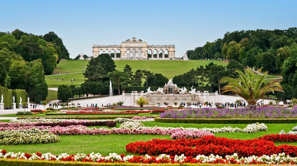 Schloss Schonbrunn_shutterstock_153644612