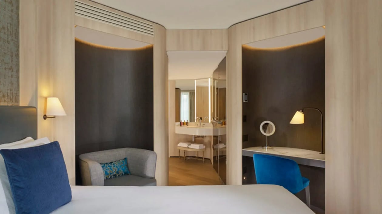 The-Westminster-London-Curio-Collection-by-Hilton-Guest-Room-1-880x580