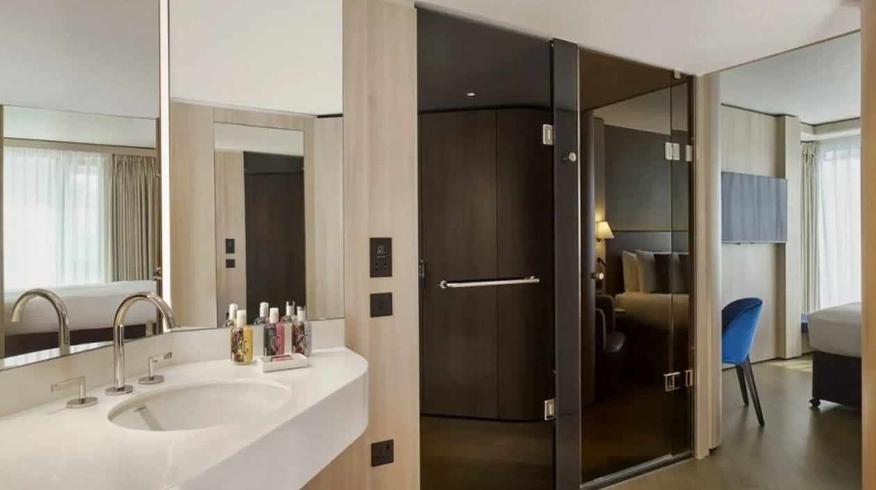 The-Westminster-London-Curio-Collection-by-Hilton-Premium-Corner-Room-2-880x580