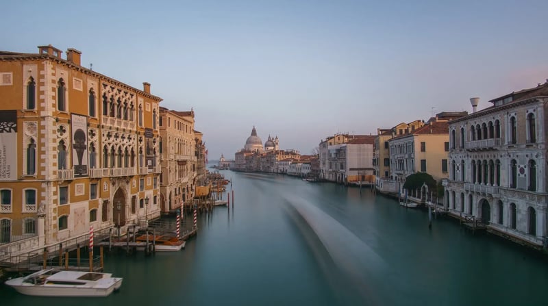 Venetië canaal, shutterstock_2447136981