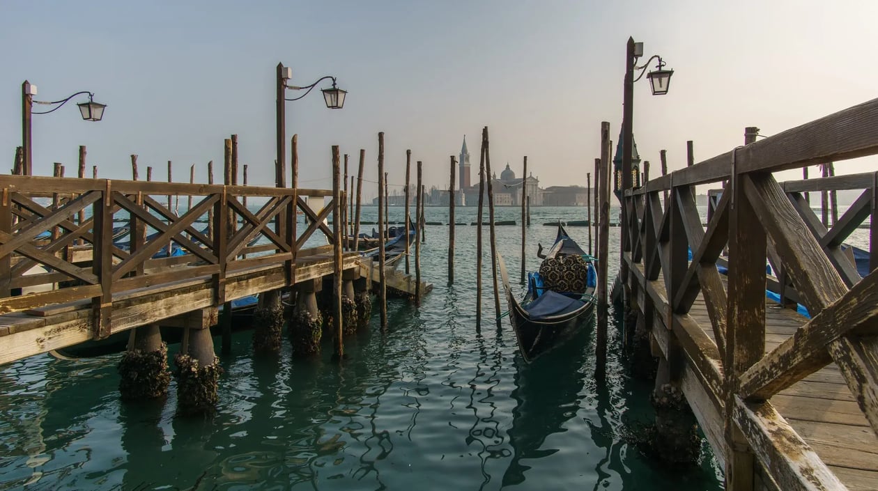 Venetië gondels, shutterstock_2444401413